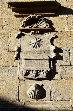 Katedrali, Santiago de Compostela, İspanya. Yan duvar taş kabartma. Apostle St. James ve Camino de Santiago sembolü, midye kabuğu Türbesi. 
