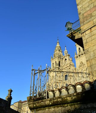 Katedral, Barok Cephesi mavi gökyüzü, çatı, eski korkuluk ve sokak lambası ile. Santiago de Compostela, Plaza del bozluk, İspanya.