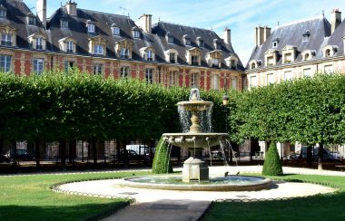 Paris'in en eski meydanı place des Vosges. Le Marais bölgesi. Paris, Fransa.
