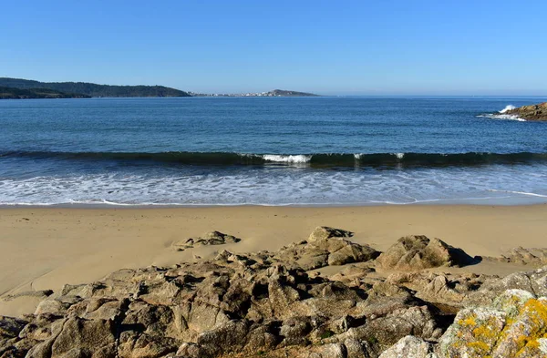 Spiaggia Con Rocce Sabbia Bagnata Onde Con Schiuma Cielo Blu — Foto Stock