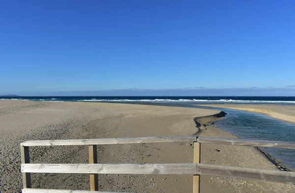 Пляж Річковим Дерев Яним Поручнем Хвилями Синє Небо Сонячний День — стокове фото