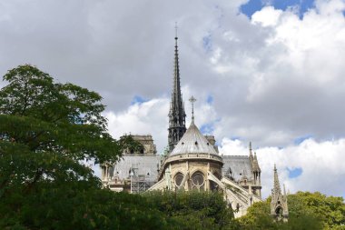 Notre Dame Spire (La Fleche) ve yangından önce ahşap çatılar. Paris, Fransa.
