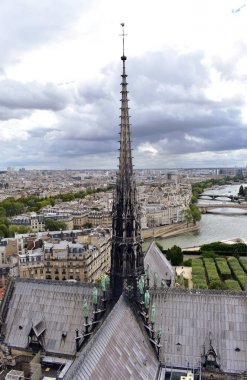 Notre Dame Spire, La Fleche ve kurşun yangından önce ahşap çatılar. Seine Nehri ve köprüler ile Cityscape. Paris, Fransa.