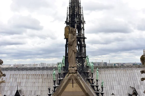 Notre Dame Spire Fleche Prowadzą Platerowane Drewniane Dachy Przed Ogniem — Zdjęcie stockowe