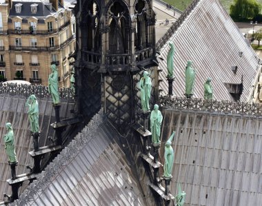Notre Dame Spire, La Fleche ve kurşun yangından önce ahşap çatılar. Havarilerin ve Evangelistlerin görünümü. Paris, Fransa.