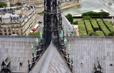 Notre Dame Spire, La Fleche ve kurşun yangından önce ahşap çatılar. Seine Nehri ile Havariler ve Evangelistler görünümü. Paris, Fransa.
