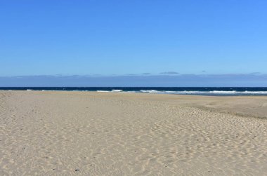 Dalgalar ve mavi gökyüzü ile plaj. Galiçya, İspanya.