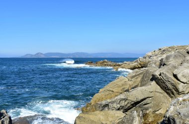 Dalgalar kırılan uçurum. Galiçya, İspanya.