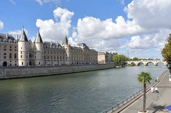 Uitzicht Conciergerie Met Rivier Seine Eiffel Toren Parijs Frankrijk Aug — Stockfoto