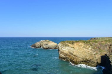 Mavi deniz ve güneşli bir gün ile Uçurum. Galiçya, İspanya.