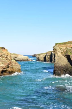 Mavi gökyüzüne sahip uçurum. Yüksek gelgit ile Catedrais plaj olarak, Ribadeo, İspanya.
