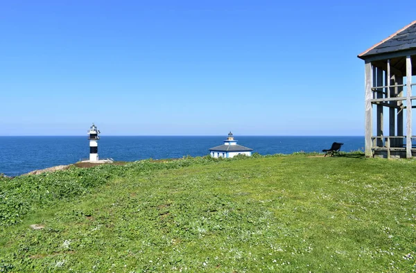 Insel Mit Zwei Leuchttürmen Von Einem Aussichtspunkt Mit Gras Hütte — Stockfoto