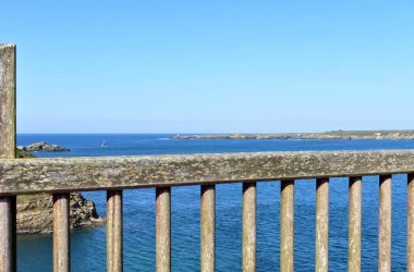 Ahşap bakış açısı ve uçurum ile sahil. Ribadeo, İspanya.