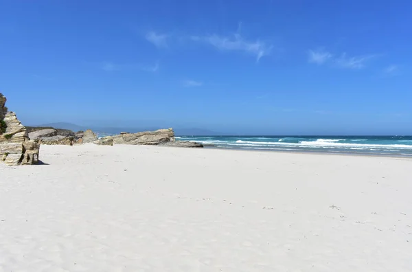 Wild Beach Valkoista Hiekkaa Kiviä Aaltoja Lugo Espanja — kuvapankkivalokuva