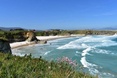 Beyaz kum, kayalar ve dalgalar ile plaj. Uçurumdan manzara, Lugo, İspanya.