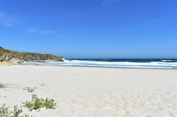 Praia Selvagem Com Areia Branca Rochas Ondas Lugo Espanha — Fotografia de Stock