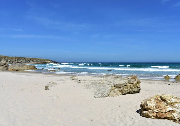 Spiaggia Selvaggia Con Sabbia Bianca Rocce Onde Lugo Spagna — Foto Stock