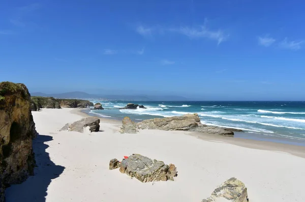 Dzika Plaża Klifem Białym Piaskiem Kamieniami Falami Lugo Hiszpania — Zdjęcie stockowe