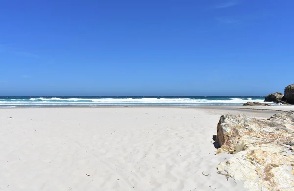荒野海滩 白色沙滩 岩石和海浪 西班牙 — 图库照片