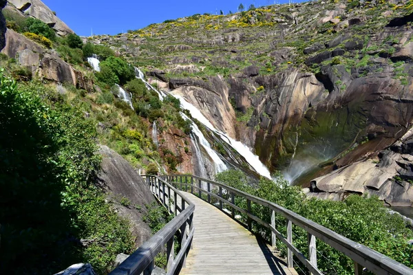 Colorida Cascada Con Pasarela Madera Rocas Vegetación Ezaro España — Foto de Stock