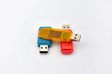 Beyaz arka planda renklere sahip USB flash bellek sürücüleri.