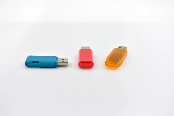 배경에 색상이 Usb 플래시 메모리 드라이브 — 스톡 사진