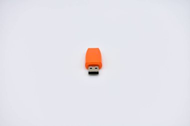 Beyaz arka planda turuncu Usb flash bellek sürücüsü.