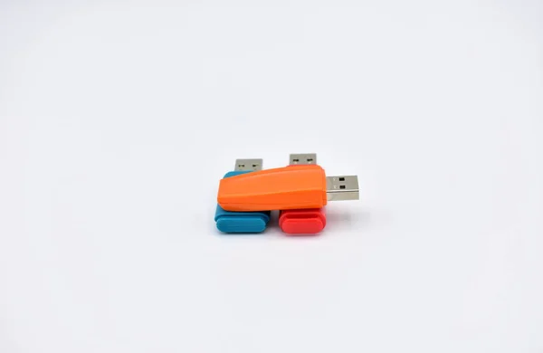 Usb 闪存驱动器 颜色为橙色 蓝色和红色 背景为白色 — 图库照片