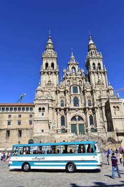 Eski otobüs ve hacılar ile Katedral. Santiago de Compostela, İspanya. Temmuz 28, 2019.