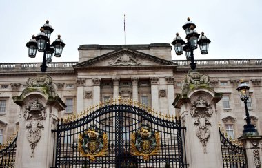 Buckingham Sarayı, cephe ve arması ile kapı. Londra, Birleşik Krallık. 31 Aralık 2018.