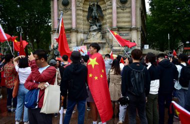 Hong Kong'daki demokrasi yanlısı protestoları desteklemek için toplanan küçük bir grup göstericiye karşı çıkan lar, Place Saint Michel'de Çin bayraklarıyla karşı protestocular. Paris, Fransa. Ağustos 17, 2019. 