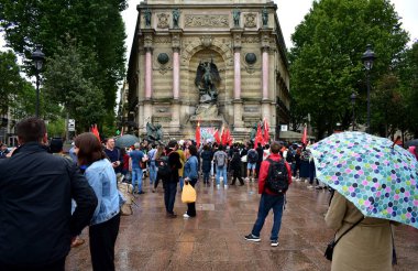 Hong Kong'daki demokrasi yanlısı protestoları desteklemek için toplanan küçük bir grup göstericiye karşı çıkan lar, Place Saint Michel'de Çin bayraklarıyla karşı protestocular. Paris, Fransa. Ağustos 17, 2019. 