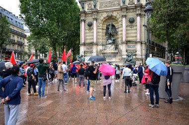 Hong Kong'daki demokrasi yanlısı protestoları desteklemek için toplanan küçük bir grup göstericiye karşı çıkan lar, Place Saint Michel'de Çin bayraklarıyla karşı protestocular. Paris, Fransa. Ağustos 17, 2019. 