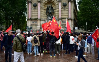 Hong Kong'daki demokrasi yanlısı protestoları desteklemek için toplanan küçük bir grup göstericiye karşı çıkan lar, Place Saint Michel'de Çin bayraklarıyla karşı protestocular. Paris, Fransa. Ağustos 17, 2019. 