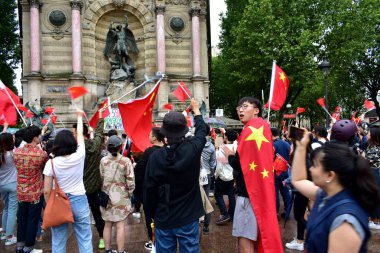 Hong Kong'daki demokrasi yanlısı protestoları desteklemek için toplanan küçük bir grup göstericiye karşı çıkan lar, Place Saint Michel'de Çin bayraklarıyla karşı protestocular. Paris, Fransa. Ağustos 17, 2019. 