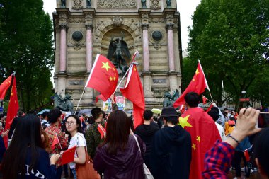 Hong Kong'daki demokrasi yanlısı protestoları desteklemek için toplanan küçük bir grup göstericiye karşı çıkan lar, Place Saint Michel'de Çin bayraklarıyla karşı protestocular. Paris, Fransa. Ağustos 17, 2019. 