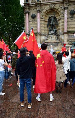 Hong Kong'daki demokrasi yanlısı protestoları desteklemek için toplanan küçük bir grup göstericiye karşı çıkan lar, Place Saint Michel'de Çin bayraklarıyla karşı protestocular. Paris, Fransa. Ağustos 17, 2019. 