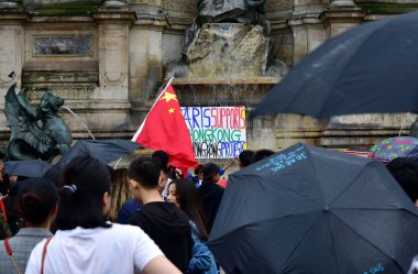 Hong Kong'daki demokrasi yanlısı protestoları desteklemek için toplanan küçük bir grup göstericiye karşı çıkan lar, Place Saint Michel'de Çin bayraklarıyla karşı protestocular. Paris, Fransa. Ağustos 17, 2019. 