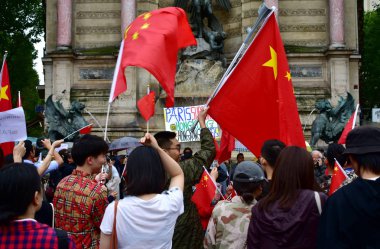 Hong Kong'daki demokrasi yanlısı protestoları desteklemek için toplanan küçük bir grup göstericiye karşı çıkan lar, Place Saint Michel'de Çin bayraklarıyla karşı protestocular. Paris, Fransa. Ağustos 17, 2019. 