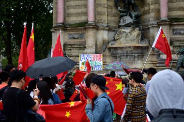 Hong Kong'daki demokrasi yanlısı protestoları desteklemek için toplanan küçük bir grup göstericiye karşı çıkan lar, Place Saint Michel'de Çin bayraklarıyla karşı protestocular. Paris, Fransa. Ağustos 17, 2019. 