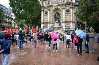 Hong Kong'daki demokrasi yanlısı protestoları desteklemek için toplanan küçük bir grup göstericiye karşı çıkan lar, Place Saint Michel'de Çin bayraklarıyla karşı protestocular. Paris, Fransa. Ağustos 17, 2019. 
