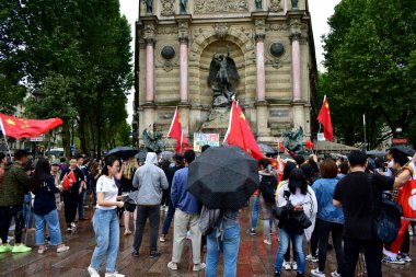 Hong Kong'daki demokrasi yanlısı protestoları desteklemek için toplanan küçük bir grup göstericiye karşı çıkan lar, Place Saint Michel'de Çin bayraklarıyla karşı protestocular. Paris, Fransa. Ağustos 17, 2019. 