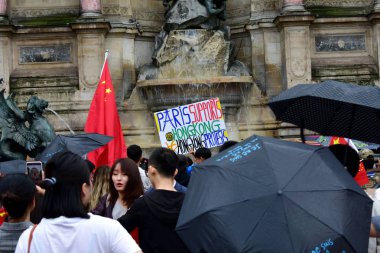 Hong Kong'daki demokrasi yanlısı protestoları desteklemek için toplanan küçük bir grup göstericiye karşı çıkan lar, Place Saint Michel'de Çin bayraklarıyla karşı protestocular. Paris, Fransa. Ağustos 17, 2019. 