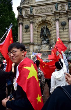 Hong Kong'daki demokrasi yanlısı protestoları desteklemek için toplanan küçük bir grup göstericiye karşı çıkan lar, Place Saint Michel'de Çin bayraklarıyla karşı protestocular. Paris, Fransa. Ağustos 17, 2019. 
