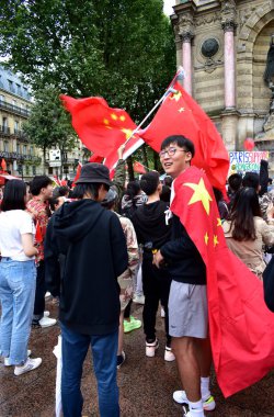 Hong Kong'daki demokrasi yanlısı protestoları desteklemek için toplanan küçük bir grup göstericiye karşı çıkan lar, Place Saint Michel'de Çin bayraklarıyla karşı protestocular. Paris, Fransa. Ağustos 17, 2019. 