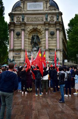 Hong Kong'daki demokrasi yanlısı protestoları desteklemek için toplanan küçük bir grup göstericiye karşı çıkan lar, Place Saint Michel'de Çin bayraklarıyla karşı protestocular. Paris, Fransa. Ağustos 17, 2019. 