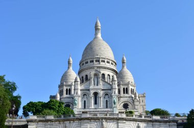 Turistler ve mavi gökyüzü ile Basilique du Sacre Coeur. Paris, Fransa. Ağustos 12, 2019.