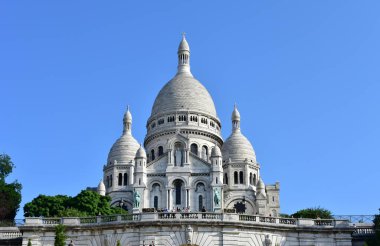 Turistler ve mavi gökyüzü ile Basilique du Sacre Coeur. Paris, Fransa. Ağustos 12, 2019.