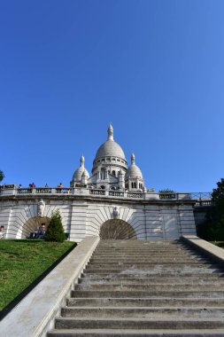 Turistler ve mavi gökyüzü ile Basilique du Sacre Coeur. Paris, Fransa. Ağustos 12, 2019.