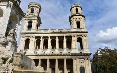 Çeşme ile Saint Sulpice neoklasik cephe Kilisesi. Paris, Fransa.